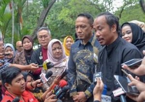 Chairman of Indonesian Fashion Chamber (IFC) answers questions from journalists after meeting with President Jokowi at Bogor Presidential Palace, Thursday (26/4). (Photo by: Public Relations Division of Cabinet Secretariat/ Agung).
