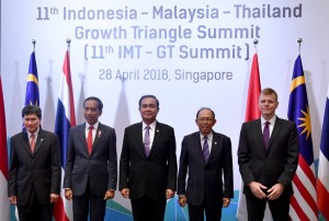 President Jokowi takes picture after the 11th Indonesia-Malaysia-Thailand Growth Triangle (IMT-GT) Meeting at Banyan Room, Hotel Shangri-La, Singapore Saturday (28/4.)