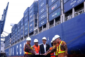 Presiden Jokowi didampingi sejumlah pejabat menekan sirine tanda dimulainya ekspor dengan kapal besar ke AS, di JICT Tanjung Priok, Jakarta, Selasa (15/5) sore. (Foto: Agung/Humas)