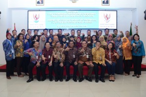 Deputi DKK Yuli Harsono berfoto bersama peserta Diklat Penjenjangan Penerjemah Tingkat Pertama Angkatan VII Tahun 2018, di Kampus B Badan Diklat Kejaksaan RI, Ceger, Cipayung, Jakarta Timur, Jumat (11/5). (Foto: Humas/Oji).