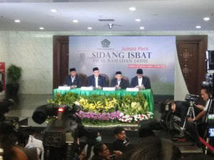 Menteri Agama Lukman Hakim Saifuddin menyampaikan hasil sidang Isbat penetapan 1 Ramadhan 1439H, di kantor Kemenag, Jakarta, Selasa (15/5) malam. (Foto: Humas Kemenag)