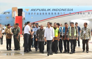 Presiden Jokowi didampingi sejumlah pejabat meresmikan Bandara Kertajati, di Majalengka, Jabar, Kamis (24/5) pagi. (Foto: JAY/Humas)