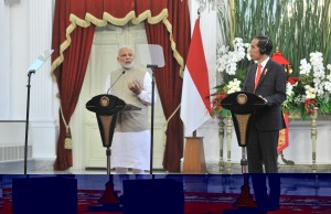 Presiden Jokowi dan PM India Narendra Modi menyampaikan keterangan pers, di Istana Merdeka, Jakarta, Rabu (30/5) siang. (Foto: JAY/Humas)