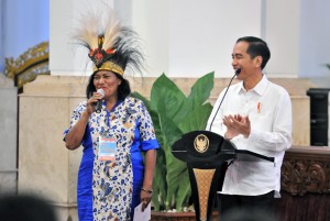 Presiden Jokowi berdialog dengan seorang nelaya saat bersilaturahmi dengan perwakilan nelayan, di Istana Negara, Jakarta, Selasa (8/5) siang. (Foto: JAY/Humas)