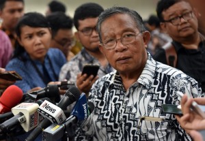 Coordinating Minister for the Economy, Darmin Nasution, answers the questions from journalists after the Plenary Cabinet Meeting at the State Palace, Jakarta, Wednesday (16/5). (Photo by: Public Relations Division of Cabinet Secretariat/Rahmat).