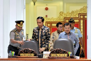 President Jokowi, accompanied by Vice President Jusuf Kalla and Cabinet Secretary Pramono Anung, enters cabinet meeting room at the Presidents Office, Jakarta, Monday (28/5). (Photo by: AGUNG/ Public Relations Division of Cabinet Secretariat).