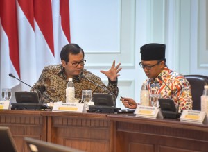Seskab berbincang dengan Menpora sebelum Rapat Terbatas di kantor Presiden, Jakarta, Jumat (4/5). (Foto: Humas/Agung)