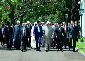 President Jokowi and Grand Sheikh of Al Azhar before the opening ceremony of High Level Consultation of World Muslim Scholars on Wasatiyyat Islam at Bogor Presidential Palace, Tuesday (1/5). (Photo by: Bureau of Press, Media, and Information.)