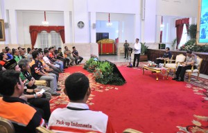President Jokowi receives truck drivers at State Palace, Jakarta, Tuesday (8/5). (Photo by: Public Relations Division of Cabinet Secretariat/Jay)