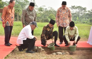 Presiden Jokowi dan Wakil Presiden Jusuf Kalla meletakkan batu pertama pembangunan kampus Universitas Islam Internasional Indonesia (UIII), di Depok, Jabar, Selasa (5/6) pagi. (Foto: JAY/Humas)
