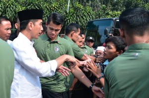 Presiden Jokowi menemui pemudik di Terminal Baranangsiang, Bogor, Jabar, Minggu (11/6) lalu. (Foto: Setpres)