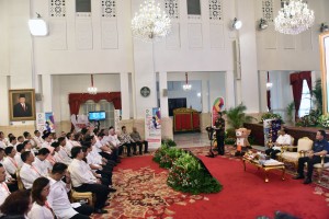 President Jokowi delivers his remarks during the meeting with artists, public figures and athletes at the State Palace, Jakarta, Tuesday (5/6). (Photo by: Oji/ Public Relations Division of Cabinet Secretariat).