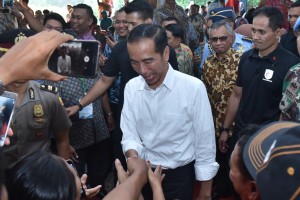 President Jokowi shake hands with fishermen at the inauguration of fisheries microfinance at Karangsong beach, Indramayu, West Java, Wednesday (6/6) (Photo by: Oji/ Public Relations Division of Cabinet Secretariat).