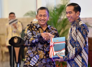 Presiden Jokowi menerima LHP BPK atas LKKL 2017, yang diserahkan Ketua BPK Moermahadi Soerja, di Istana Negara, Jakarta, Senin (4/6) pagi. (Foto: Rahmat/Humas)