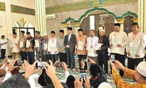 Presiden Jokowi berfoto bersama penerima sertifikat tanah wakaf, di Masjid Jami Nurul Muqqorrobin, Subang, Jabar, Rabu (6/6) siang. (Foto: JAY/Humas)