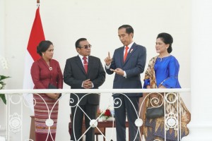 President Jokowi, accompanied by First Lady Ibu Iriana, talks toTimor Leste President Francisco Guterres Lú Olo and First Lady Cidália Lopes Nobre Mouzinho at Bogor Presidential Palace, Thursday (28/6). (Photo by: Dindha/ Public Relations Divisions of Cabinet Secretariat).