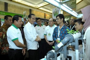 Presiden saat meninjau stan di pameran ASAF 2018 yang digelar di Jakarta Convention Center (JCC), Sabtu (30/6) siang. (Foto: BPMI)