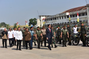 Presiden Jokowi saat menghadiri apel Babinsa se-Indonesia, di Lanud Husein Sastranegara, Bandung, Selasa (17/7). (Foto: Humas/Oji)
