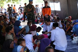 Photo Caption: President Jokowi speaks with residents affected by the quake that hit Lombok in West Nusa Tenggara (NTB) province, Monday (30/7). (Photo by: IST)