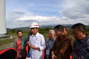 President Jokowi answers the press questions at Sidenreng Rappang Regency, South Sulawesi, on Monday (2/7). (Photo by: Bureau of Press, Media and Information)
