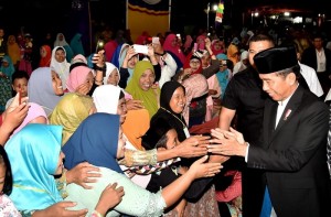Presiden menyalami masyarakat yang menghadiri acara Haflah Khataman Alquran dan Haul Al-Maghfurlah K.H. Ahmad Jisam Abdul Manan di Ponpes An-Najah Gondang, Kabupaten Sragen, Sabtu (14/7). (Foto: BPMI)