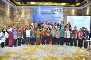 Para peserta Forum Tematik Bakohumas Kemendesa PDTT berfoto bersama di sesi pertama, Senin (23/7) malam.