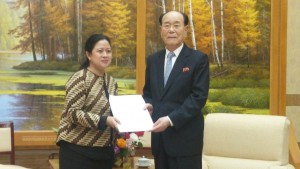 Menko PMK Puan Maharani menyerahkan undangan untuk hadir dalam Pembukaan Asian Games 2018 kepada Kim Yong Nam, Presiden Presidium Majelis Rakyat Agung, RDRK, di Pyongyang, Senin (30/7). (Foto: Kemenko PMK)