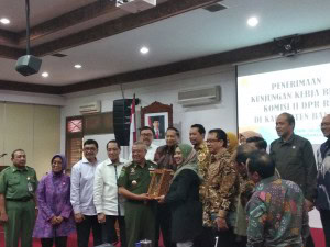 Bupati Bantul Suharsono berfoto bersama rombongan Komisi II DPR RI yang dipimpin Nihayatul Wafiroh, di Kantor Pemkab Bantul, DIY, Senin (307) siang. (Foto: Said M/Humas)