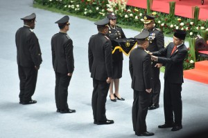 Presiden Jokowi menganugerahkan tanda kehormatan Bintang Bhayangkara Nararya, saat Upacara Peringatan ke-72 Hari Bhayangkara Tahun 2018 di Istora Senayan, Jakarta, Rabu (11/7) pagi. (Foto: JAY/Humas)
