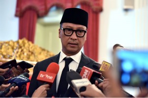 Mensos, Agus Gumiwang kepada wartawan usai dilantik Presiden Joko Widodo sebagai Menteri Sosial (Mensos), di Istana Negara, Jakarta, Jumat (24/8) sore. (Foto: Humas/Oji).