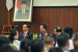 Presiden Jokowi saat bertemu Pengurus Pusat dan Pimpinan Gereja anggota Persekutuan Gereja-gereja di Indonesia (PGI), di Lantai 5 Kantor PGI, Salemba, Jakarta Pusat, Jumat (24/8). (Foto: Humas/Jay).