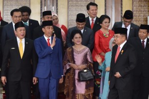 Presiden Jokowi didampingi Ibu Negara, Wapres, dan Ibu Mufidah berfoto bersama pimpinan DPR-RI, di Gedung Nusantara, DPR-RI, Jakarta, Kamis (16/8) siang. (Foto: OJI/Humas)