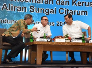 Coordinating Minister for Maritime Affairs during a meeting with several businessmen to discuss measures to control pollution and damage in the river held at Hilton Hotel in Bandung, West Java, Wednesday (1/8). (Photo by: Ministry of Home Affairs)