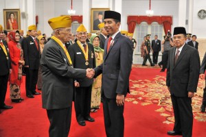 Presiden Jokowi saat mengukuhkan anggota Dewan Pimpinan Pusat dan Dewan Pertimbangan Pusat Legiun Veteran Republik Indonesia (LVRI) Masa Bakti 2017-2022, di Istana Negara, Jakarta, Jumat (10/8). (Foto: Humas/Jay).