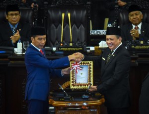 President Jokowi shakes hands with the Speaker of the House of Representatives after delivering speech on 2019 State Budget Bill before the Plenary Session of the House of Representatives at the Nusantara Building, Jakarta, Thursday (8/16). (Photo by: Agung/ Public Relations Division of Cabinet Secretariat).