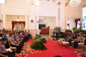 President Jokowi, accompanied by Commander of the Indonesian National Defense Forces and Chief of the Indonesian National Police listens to report delivered by Commander of School of Staff and Command of the Indonesian National Defense Forces at the State Palace, Jakarta, Thursday (23/8). Photo by: Oji/Public Relations Division of Cabinet Secretariat).
