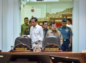 President Jokowi, accompanied by Vice President and Cabinet Secretary, entered Presidential Office on Tuesday (14/8) to lead Limited Cabinet Meeting. (Photo by: Agung/ Public Relations Division of Cabinet Secretariat).