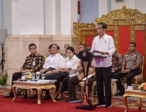 President Jokowi delivers his remarks at the Plenary Cabinet Meeting at the State Palace on Tuesday (7/8. (Photo by: Agung/Public Relation Division)