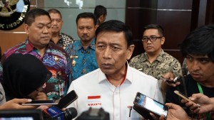 Menko Polhukam Wiranto menjawab wartawan di kantor Kemenko Polhukam, Jakarta, Senin (27/8). (Foto: Humas Kemenko Polhukam)