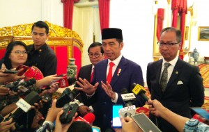 President Jokowi responds to the reporters questions after the Inauguration of Governor and Deputy Governor of West Nusa Tenggara, at the Merdeka Palace, in Jakarta, Wednesday (9/19). (Photo: Jay/Public Relations Division)