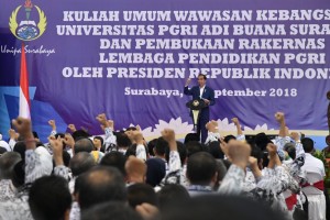 Presiden Jokowi menyampaikan kuliah umum di hadapan civitas akademika Universitas PGRI Adi Buana (UNIPA), Surabaya, Kamis (6/9) siang. (Foto: BPMI Setpres)