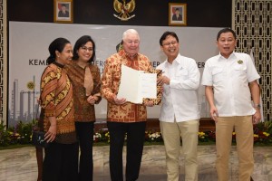 Minister of Energy and Mineral Resources Ignasius Jonan along with Inalums Chairman, CEO of Freeport, Minister of Finance, and Minister of State-Owned Enterprises showing a signed agreement document, at Ministry of Energy and Mineral Resources office, Jakarta, Thursday (9/27).