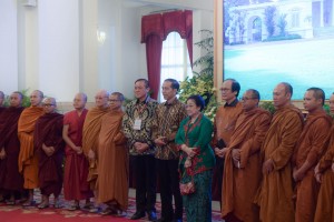 Presiden Jokowi didampingi Megawati dan Ketua Umum Permabudhi berfoto bersama peserta Munas Permabudhi 2018, di Jakarta, Selasa (18/9) siang. (Foto: OJI/Humas)
