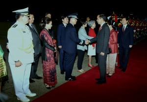 Presiden Jokowi menyalami para pejabat yang menyambut saat tiba di Seoul Air Base di Kota Seongnam, Korea Selatan, Minggu (9/9). (Foto: Humas/Rahmat).