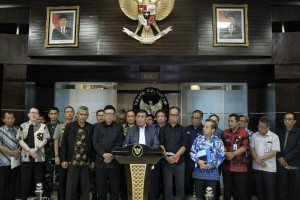 Menko Polhukam Wiranto didampingi sejumlah pejabat menyampaikan keterangan pers usai rapat koordinasi penanganan gempa Palu, di kantor Kemenko Polhukam, Jakarta, Sabtu (29/9) dinihari. (Foto: Humas Kemenko Polhukam)
