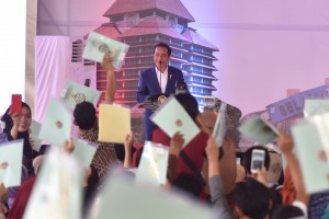 Presiden Jokowi menghitung sertifikat yang ditunjukkan masyarakat dalam acara Penyerahan 4000 Sertifikat Tanah untuk Rakyat di Lapangan Pemancar RRI, Cimanggis, Kelurahan Cisalak, Kota Depok, Jawa Barat, Kamis (27/9) siang. (Foto: OJI/Humas)