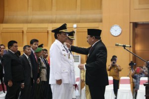 Gubernur Jatim Soekarwo melantik Bupati dan Wakil Bupati Tulungagung hasil Pilkada 2018, di Kemendagri, Jakarta, Selasa (25/9) siang. (Foto: Puspen Kemendagri)