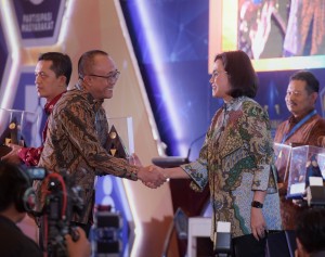 Cabinet Secretariats Deputy for Administration Affairs Farid Utomo receiving an award from the Minister of Finance Sri Mulyani as an achievement for reasonable without exceptions for 5 years in a row, at Dhanapala building, Jakarta, Thursday (9/20). (Photo: Anggun/Public Relations)