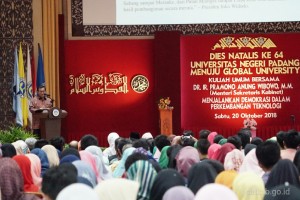 Seskab Pramono Anung menyampaikan pidato pada Dies Natalis Ke-64 Universitas Negeri Padang, di Auditorium Universitas Negeri Padang, Sumatra Barat, Sabtu (20/10) siang. (Foto: Dindha M/Humas)