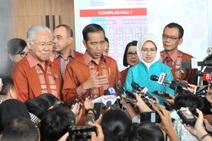 Presiden Jokowi menjawab wartawan usai membuka Trade Expo Indonesia (TEI) ke-33 Tahun 2018, di Hall Nusantara ICE, BSD, Tangsel, Banten, Rabu (24/10) pagi. (Foto: JAY/Humas)